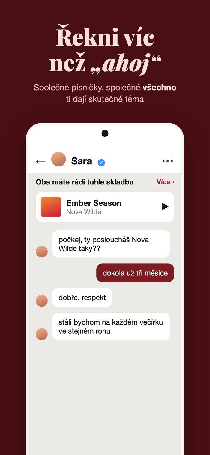 Chat ve Flame, kde oba milují stejnou skladbu, s Ember Season od Nova Wilde připnutou nahoře